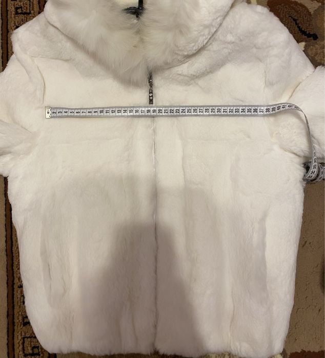 Шубка в білому кольорі