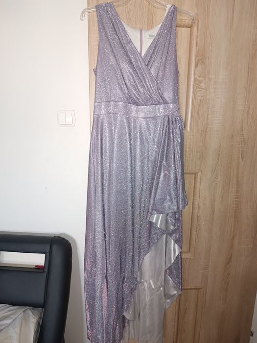 Efektowna, błyszcząca sukienka