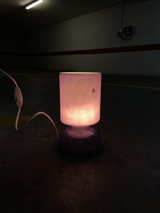 Candeeiro mesa de cabeceira roxo