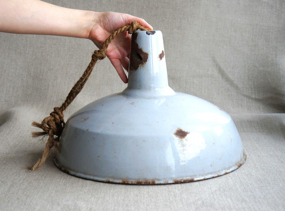 stara lampa metalowa rustykalna, wisząca