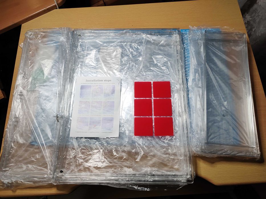 Gablota plexi na modele, figurki 27x36x13 cm 3 komory, drzwiczki Nowa