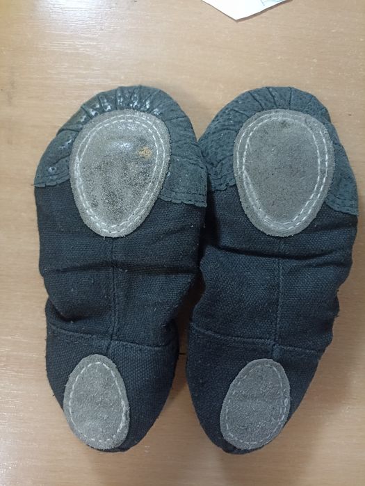 Продам чешки білого кольору та балетки чорного та білого кольору