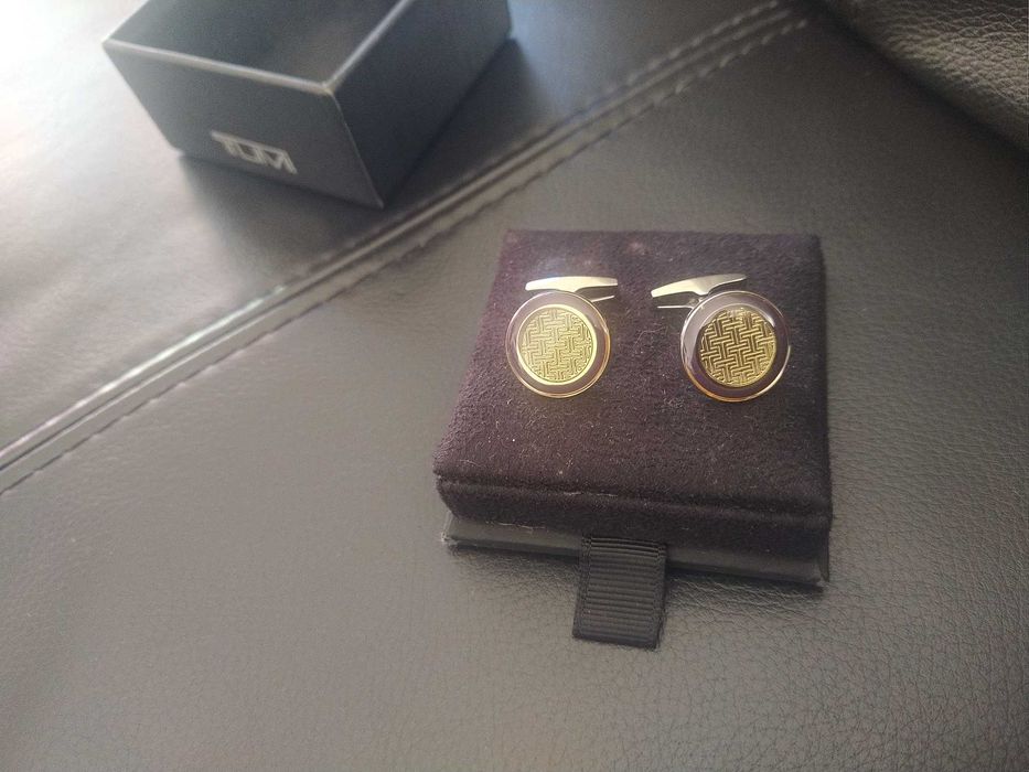 RESERVADO Botões de punho "olho de tigre". Com caixa.