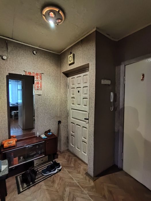 Продається невеличка трикімнатна квартира на масиві. 37500$