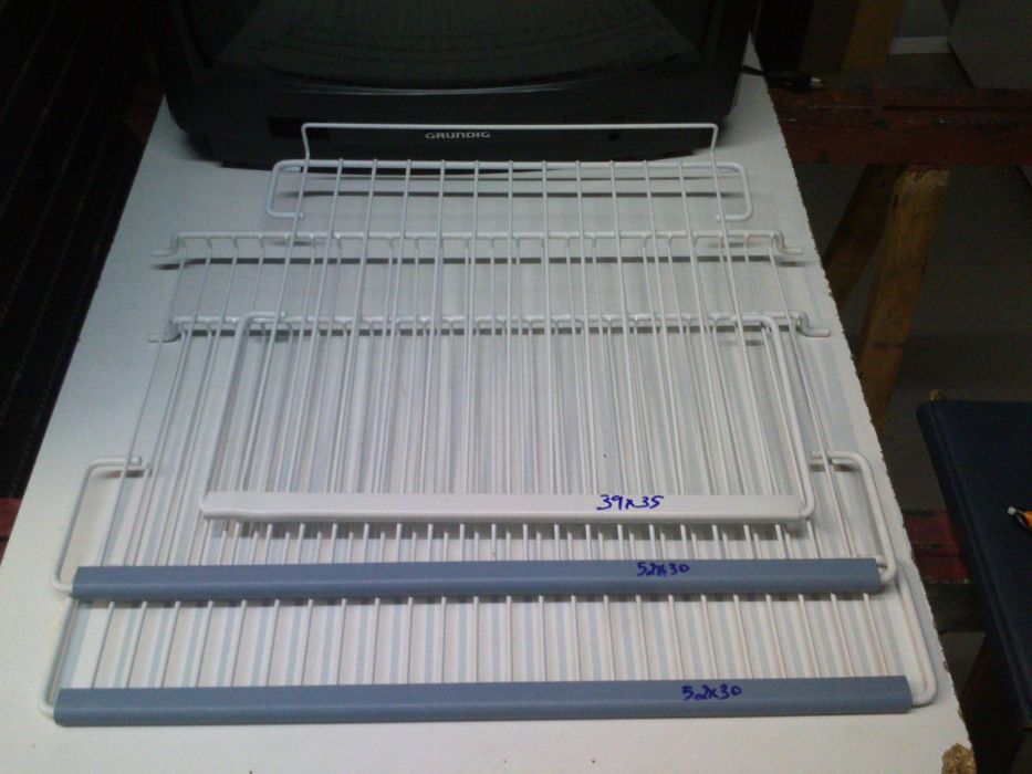 Prateleiras e caixas de frigoríficos impecáveis