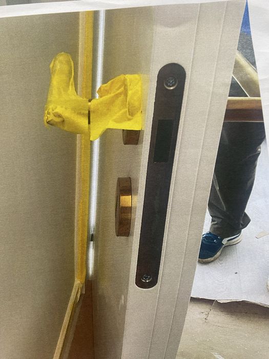 Dobradiças e fechaduras magneticas