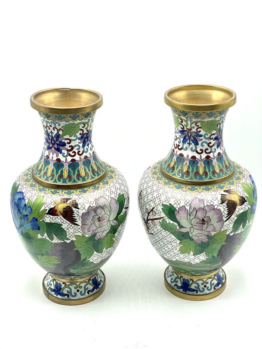 Par de jarras brancas com desenhos cloisonné