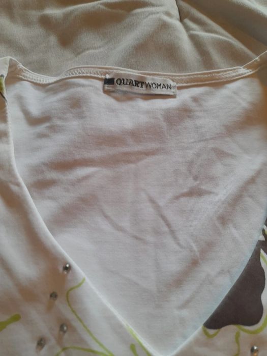 T-shirt branca com flores