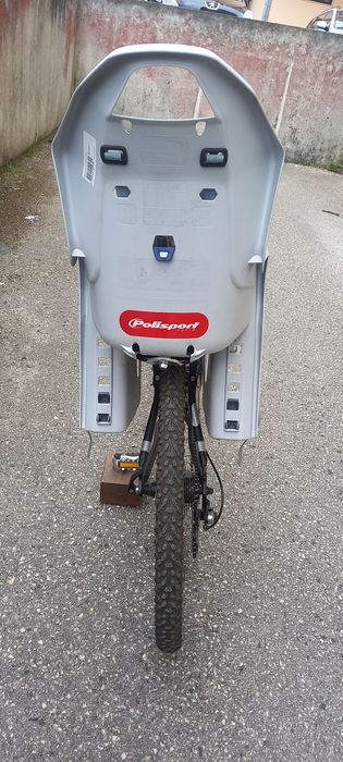 Cadeira e bicicleta