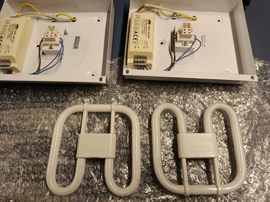 Świetlówka kompaktowa 2D  21W .