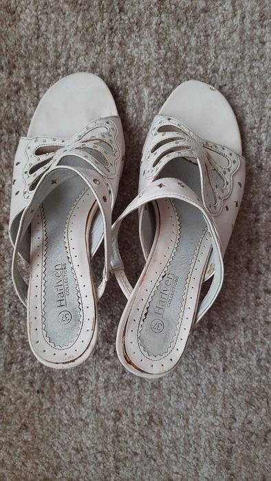 Білі шльопанці на каблучку