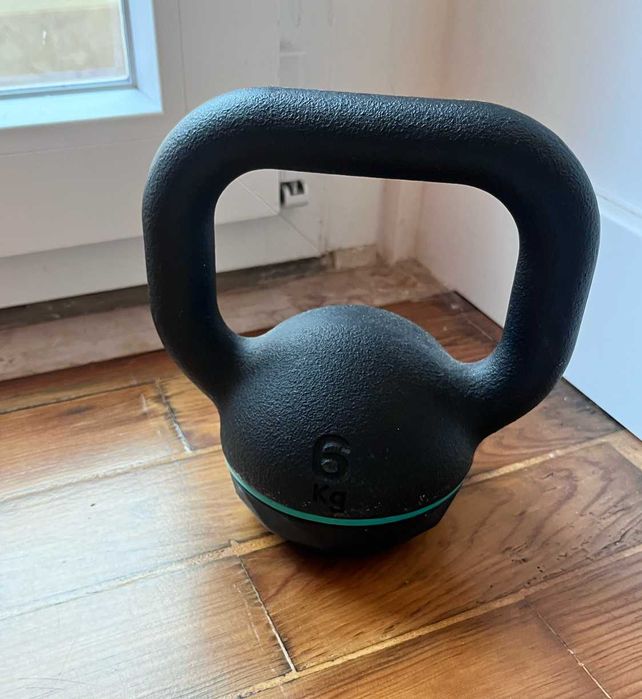 Kettlebell 6 kg – pega larga, cor preta.
Kettlebell 6 kg