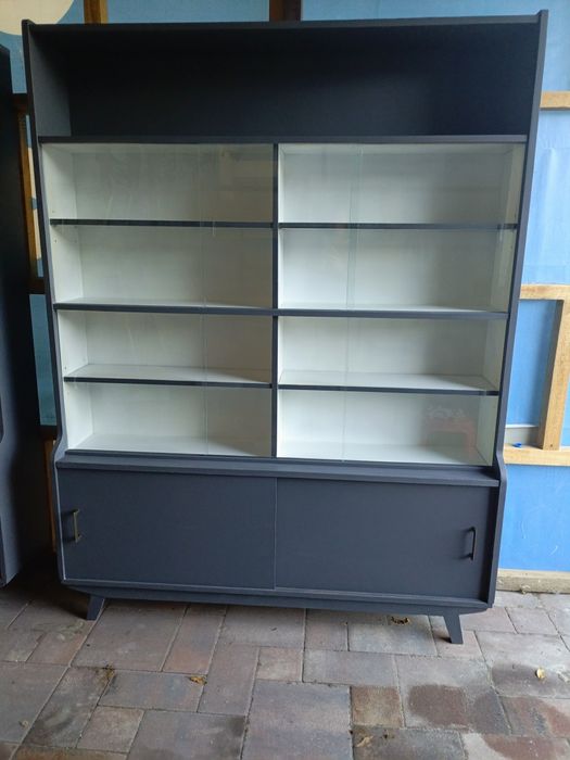 Книжкова шафа, вмістка та функціональна.