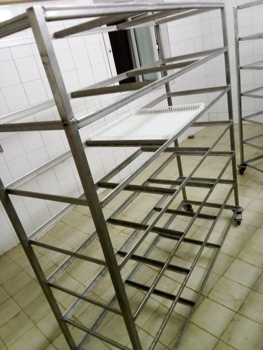 Estantes em inox para secagem de queijo