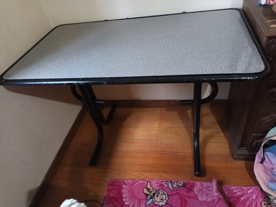Mesa usada em bom estado