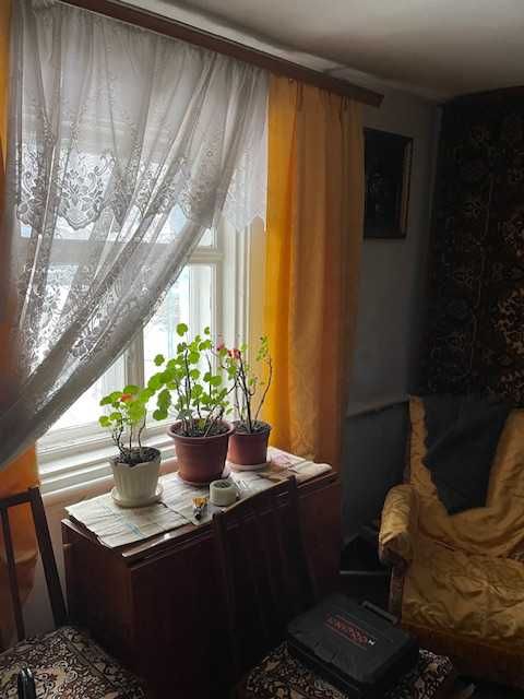 Продам частину будинку в районі училища в гарному і зручному місці