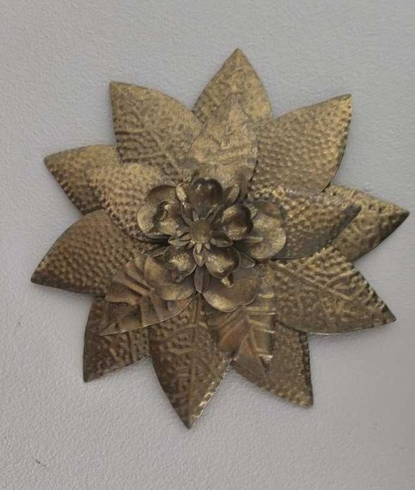 Conjunto decorativo com três flores elegantes e delicadas em latão dourado - Marca Mathilde M
