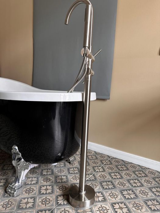 Banheira com pés retro e chuveiro de pé