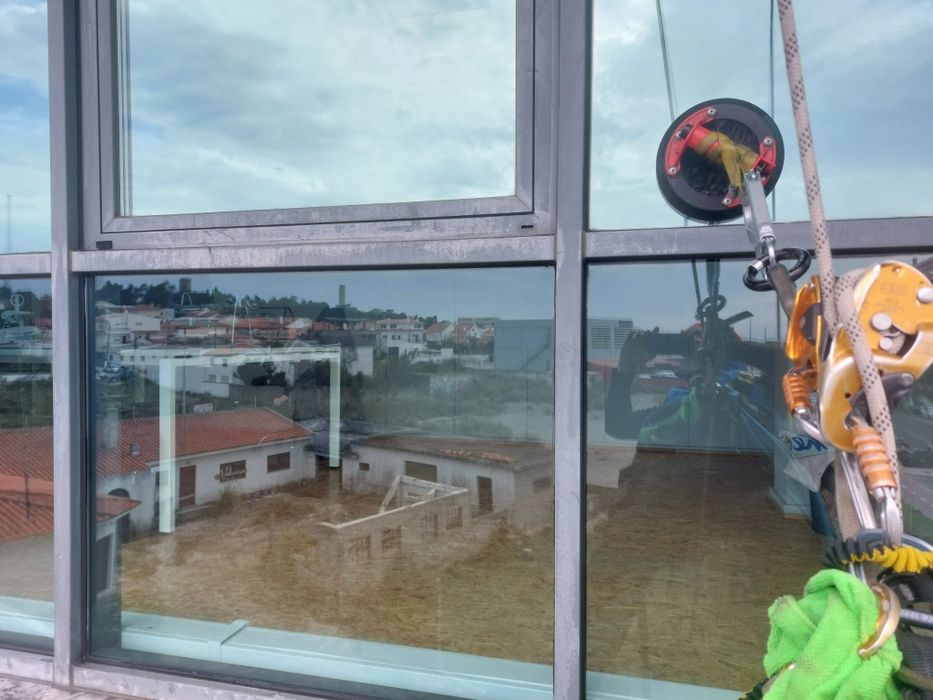 Executamos trabalhos em acesso por cordas439380168704020483