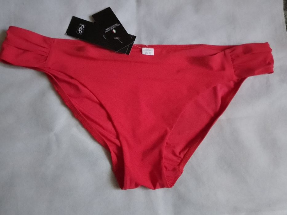 Жіночі купальні плавки.