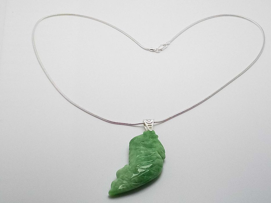 Colar pingente de Jadeíta Jade peixe esculpido 75,32ct  Envio Grátis !