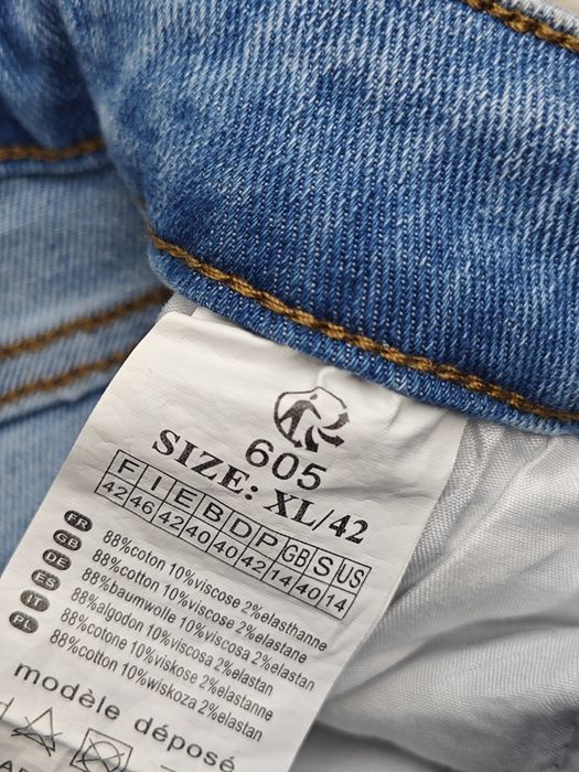 Jeansy rurki z dziurami - XL