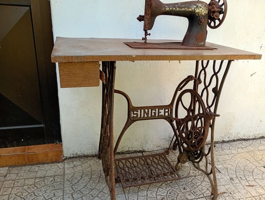 Excelente pé de máquina de costura, com máquina. Para mesa,etc