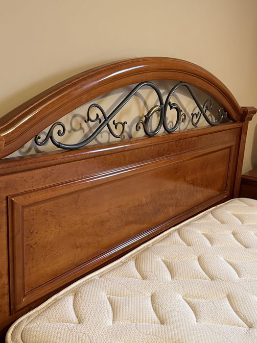Cama vintage de madeira maciça