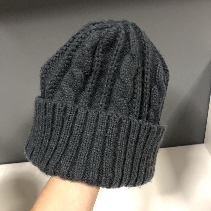 Сіра в’язана шапка