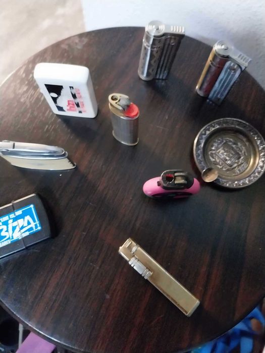 Vende-se mesa de jogo muito antiga  e loiça Bordalo Pinheiro