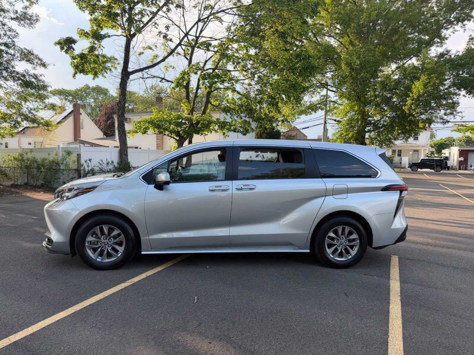 Toyota Sienna LE 8-Passenger      2022