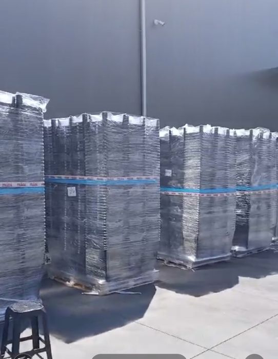 Banco de plástico branco e preto