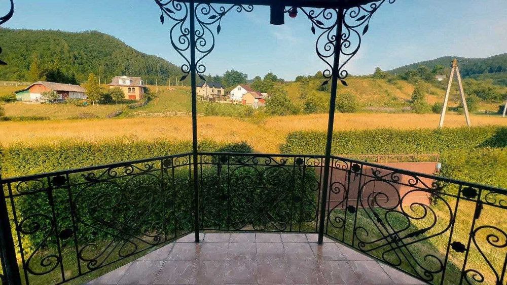 Продається будинок з ділянкою і меблями