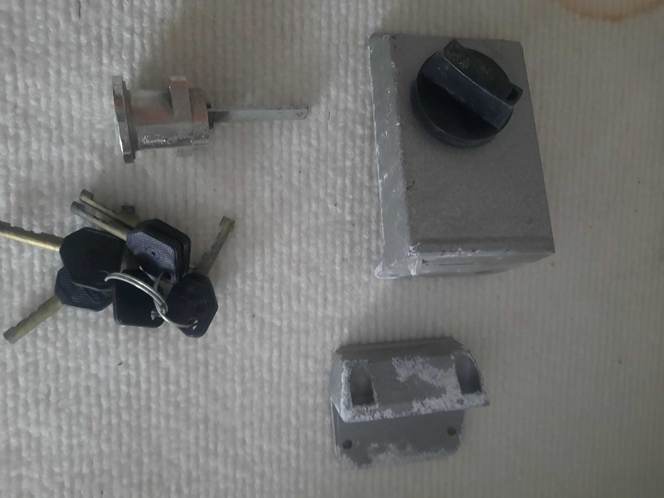 Замок накладний дверний
