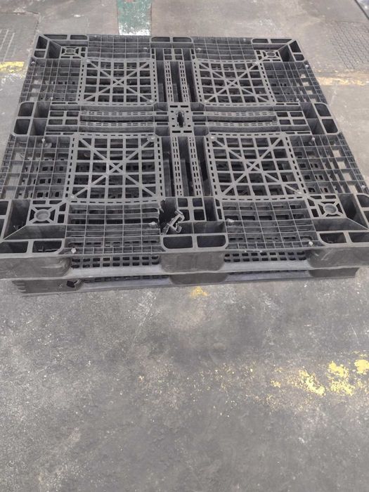 sprzedaję plastikowe i drewniane palety