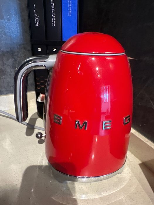 Chaleira smeg vermelha