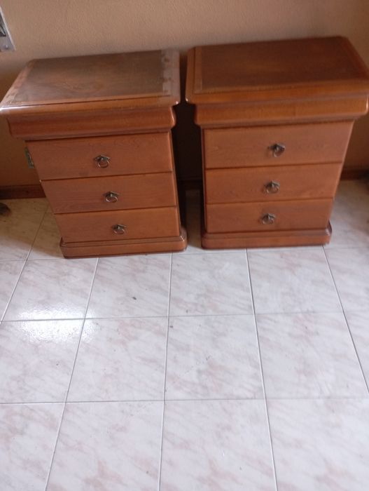 Vendo pare de mesinhas muita bonitas bom estado