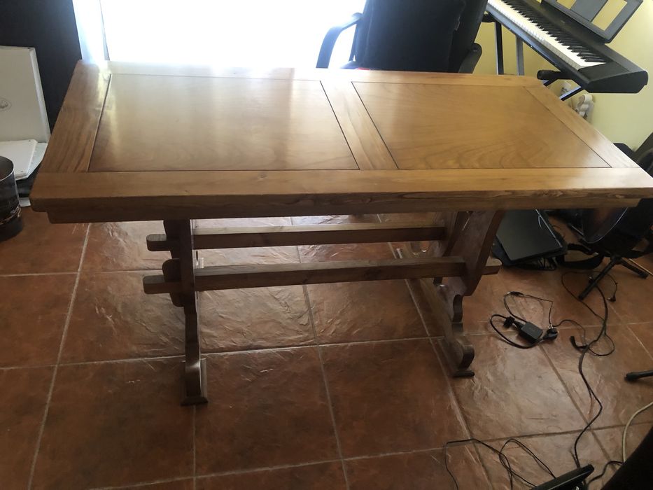 Mesa em madeira maciça
