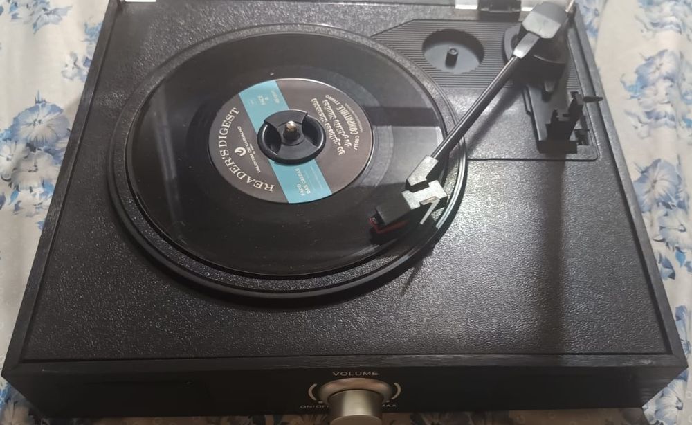 Gira-Discos Vinil JOCCA – Como Novo / Com Colunas Integradas