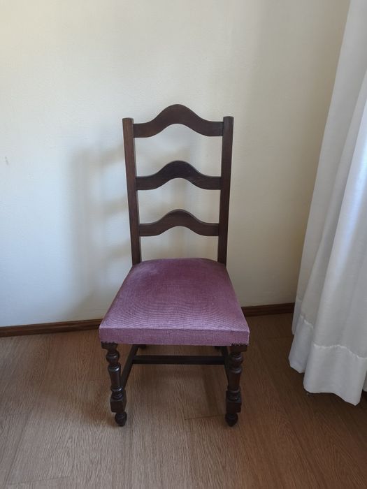 Cadeira de Madeira Estofada p/ Quarto ou Sala
