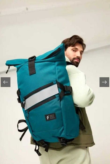 Mochila preta com detalhe refletor