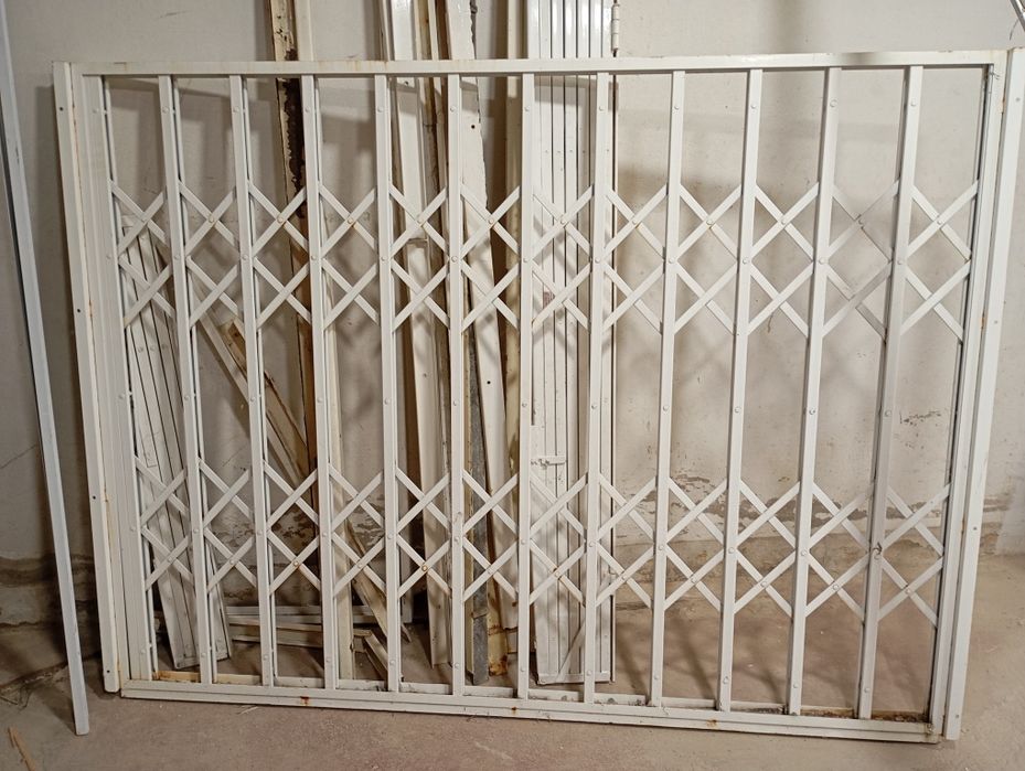 Grades de segurança, de cor branca, para proteção de portas e janelas