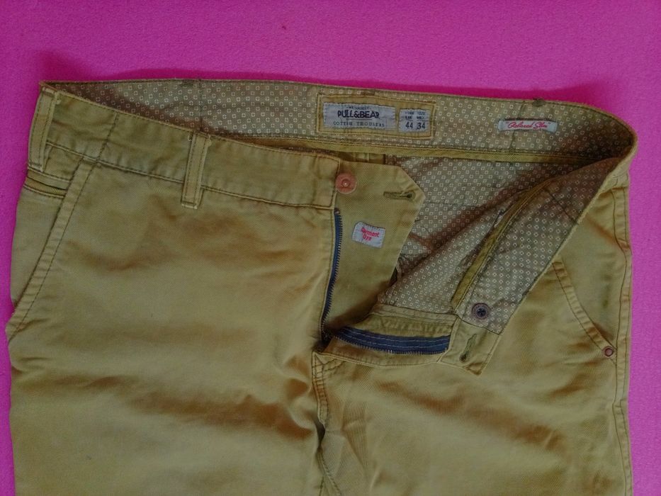 Джинсы  зелёные.