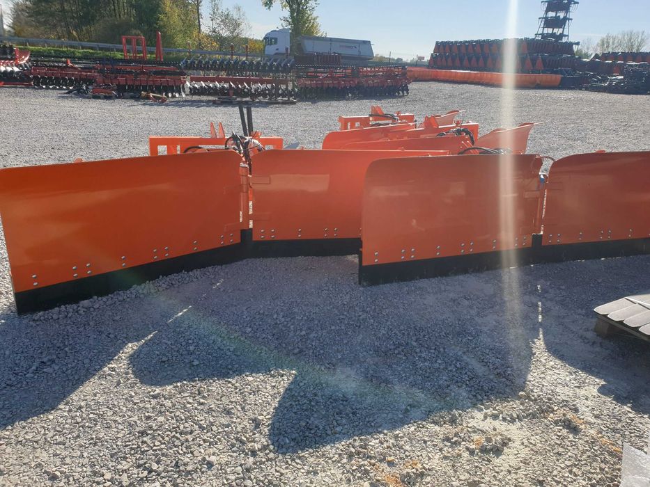 Mocny pług do śniegu do tura tuz strzałka Metal Technik szer. 2,6/3,0m