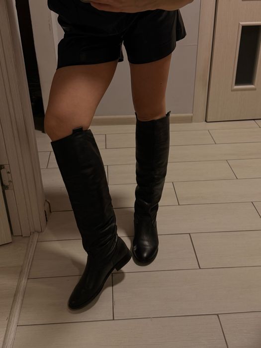 Шкіряні  високі чоботи .