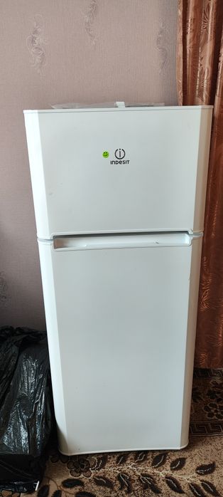 Холодильник indesit