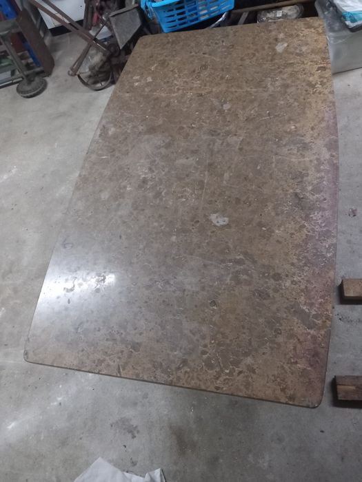 Mesa com pedra maciça