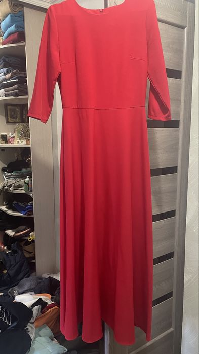 Коасиве яскраве червоне плаття бу
