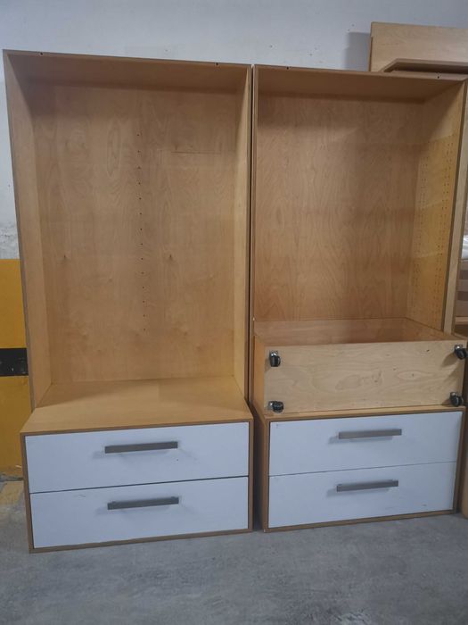 Armário com prateleiras e gavetões