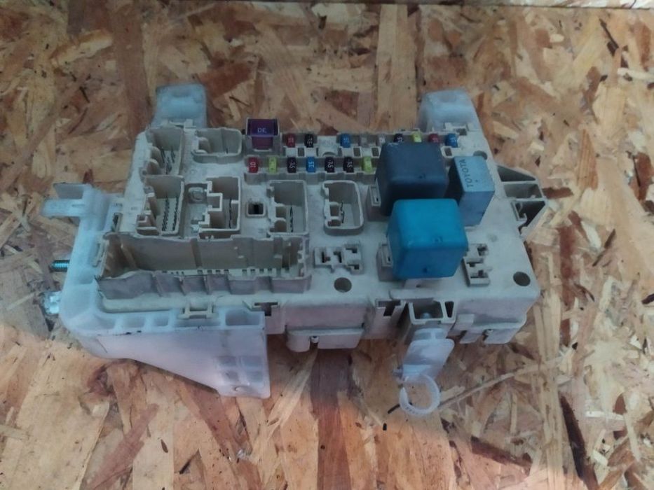 CAIXA DE FUSIVEIS TOYOTA COROLLA VERSO AR10 04-08 892210F010